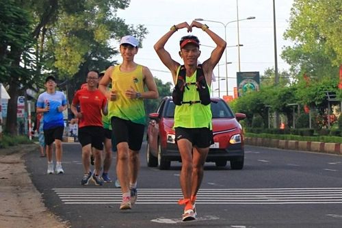Runner Gia Lai đồng hành cùng 'dị nhân' marathon Nguyễn Văn Long trên hành trình xuyên Việt