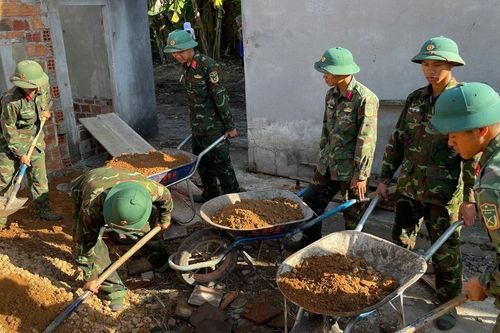 Lữ đoàn 572 hỗ trợ 2 gia đình khó khăn 'xóa nhà tạm, nhà dột nát'