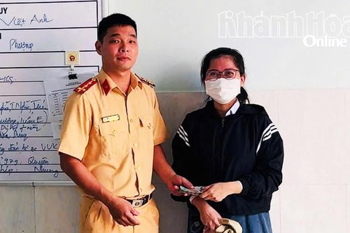 Đại úy Cảnh sát giao thông trao lại 50 triệu đồng cho người đánh rơi