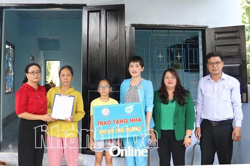 Bàn giao nhà 'Mái ấm tình thương' cho phụ nữ có hoàn cảnh khó khăn