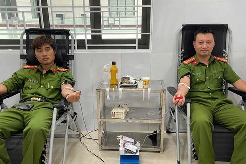 2 cán bộ Công an xã khẩn cấp vượt 60 km hiến máu giúp bệnh nhân nguy kịch