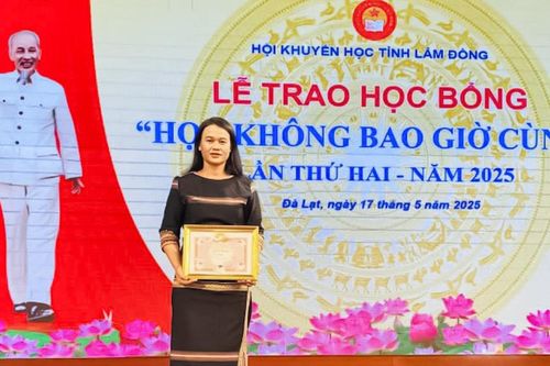 Cô giáo K'ho miệt mài gieo chữ trên quê hương