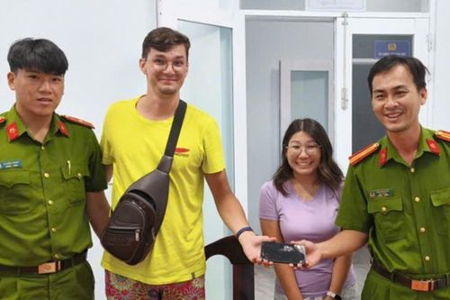 Cảnh sát Lâm Đồng đi 10km tìm điện thoại cho du khách Nga