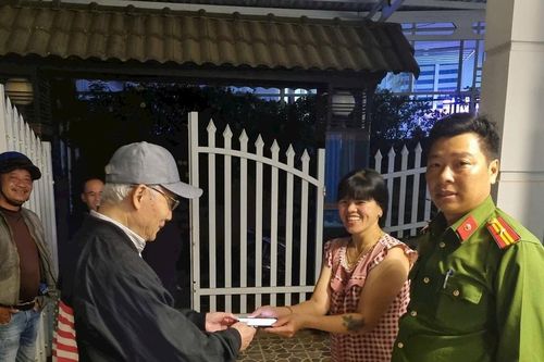 Điện thoại rơi, du khách Nhật được hỗ trợ tận tình tìm lại sau 2 giờ