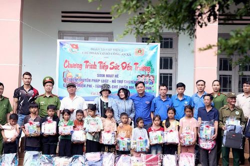 Công an xã Cát Tiên 2 'tiếp sức đến trường' cho học sinh nghèo