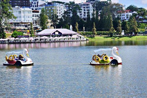 Dịch vụ đạp vịt trên hồ Xuân Hương hoạt động trở lại