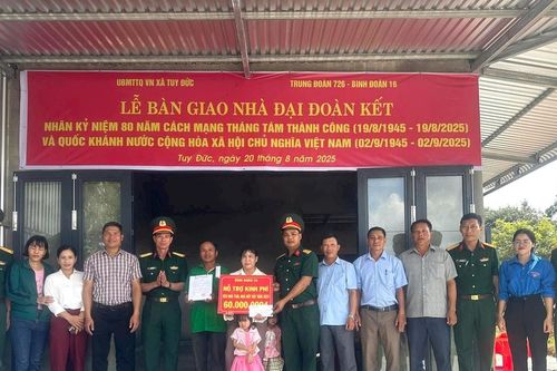 Trung đoàn 726 phối hợp bàn giao nhà 'Đại đoàn kết'