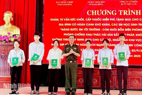 Ban Chỉ huy Bộ đội Biên phòng tỉnh: Khám bệnh, cấp thuốc miễn phí và tặng quà cho gia đình chính sách, học sinh khó khăn tại xã Rạng Đông