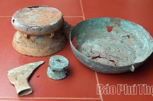 Phát hiện và bàn giao nhiều cổ vật có niên đại lớn