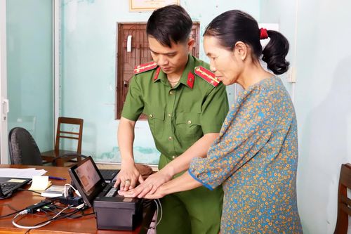 Gần dân, phụng sự nhân dân
