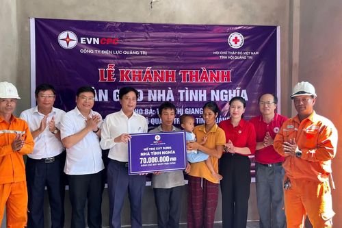 Bàn giao nhà tình nghĩa cho hộ gia đình khó khăn