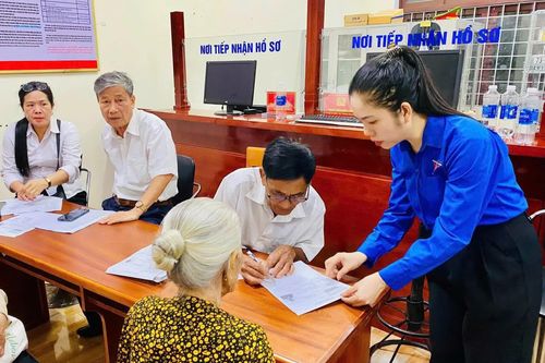 Thanh niên Quảng Trị hỗ trợ đợt cao điểm cấp đổi thẻ đảng viên gắn chíp