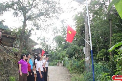 Chung tay thắp sáng bản làng