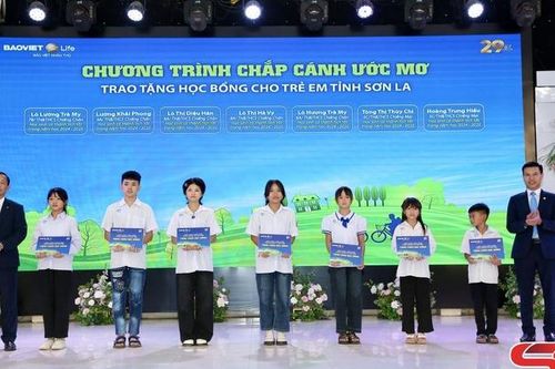 Bảo Việt Nhân thọ Sơn La trao học bổng và xe đạp cho học sinh xuất sắc