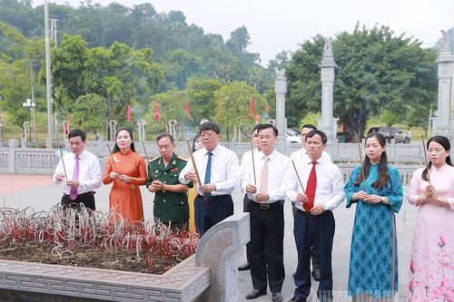 Ban Thường trực Ủy ban MTTQ tỉnh Tuyên Quang dâng hương nhân kỷ niệm 137 năm ngày sinh Chủ tịch Tôn Đức Thắng