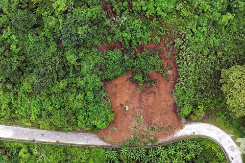 Mưa lớn gây sạt lở, ách tắc giao thông tại một số địa phương