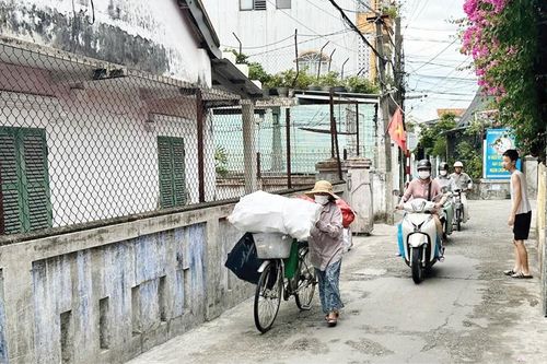 Ve chai giữa lòng phố thị