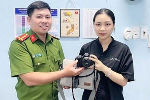 Trao trả máy ảnh bị đánh rơi