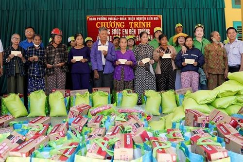 Trao 400 suất quà 'Nâng bước em đến trường'
