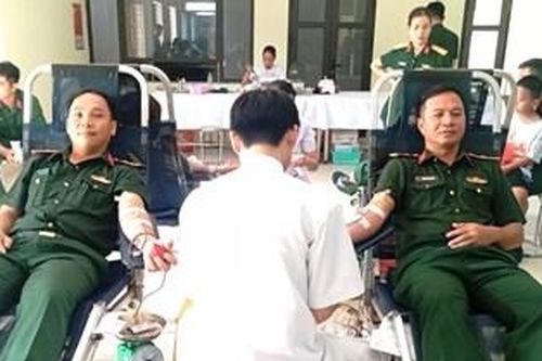 Gần 100 cán bộ, chiến sĩ tham gia hiến máu tình nguyện