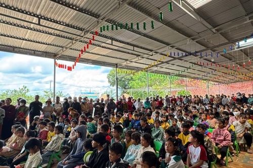 Lâm Đồng: Thiền viện Trúc Lâm Đạo Nguyên tặng 1.300 phần quà đến các em học sinh
