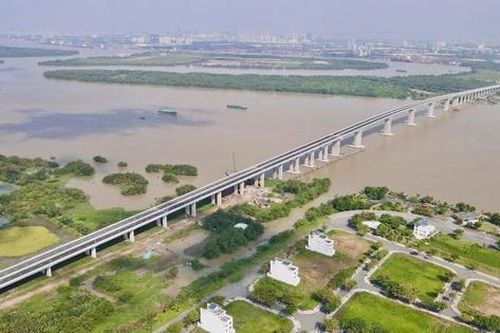 Người dân phấn khởi qua cầu Nhơn Trạch trong ngày đầu thông xe