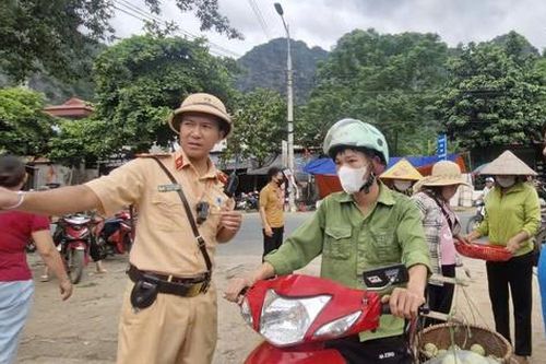 Na vào chính vụ, CSGT Lạng Sơn tất bật hỗ trợ người dân tiêu thụ