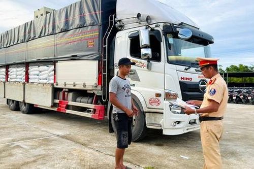 Huế: Phát hiện xe tải chở 30 tấn đường trắng không rõ nguồn gốc trên đường đi tiêu thụ