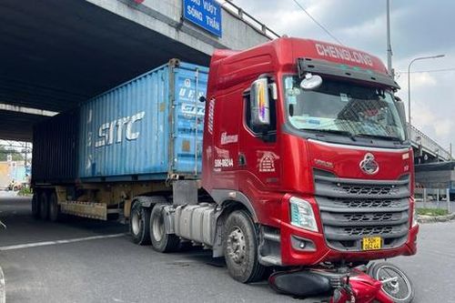 Xe container va chạm xe máy, cụ ông 76 tuổi tử vong
