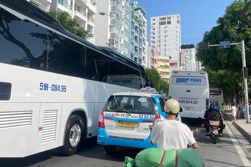 Khánh Hòa: Ô tô nối nhau dừng trả khách bất chấp biển cấm gây ách tắc đường ven biển