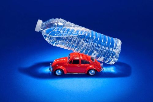 Điều gì xảy ra nếu bạn uống nước từ chai nhựa để trong ô tô nóng?