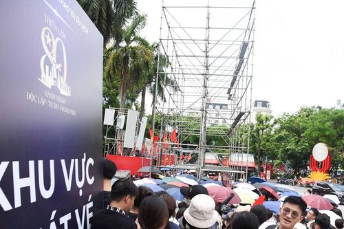 Người dân đi 30km, xếp hàng từ đêm chờ lấy vé concert 'Việt Nam trong tôi' tại Nhà hát Lớn Hà Nội