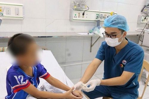 Bé trai 9 tuổi ngừng tim vì uống nhầm Methadon