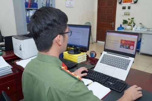 CAND gương mẫu đi đầu lan tỏa phong trào 'Bình dân học vụ số'