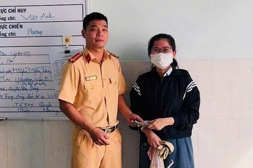 Nhặt được 50 triệu đồng cán bộ CSGT tìm người đánh rơi để trao lại