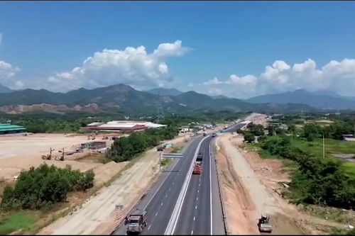 Thông xe cao tốc huyết mạch qua miền Trung