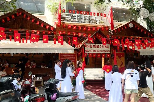 Quán cà phê rực rỡ trở thành điểm check-in dịp 2/9