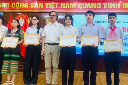 Đà Nẵng: 25 tấm gương được trao học bổng 'Học không bao giờ cùng'