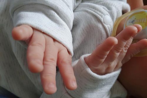 Siết chặt cấp và sử dụng giấy chứng sinh để ngăn chặn mua bán trẻ em