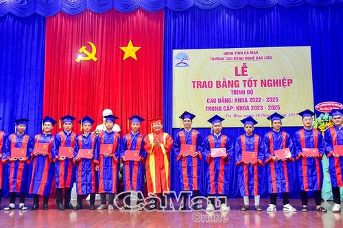 147 tân khoa Trường Cao đẳng nghề Bạc Liêu nhận bằng tốt nghiệp