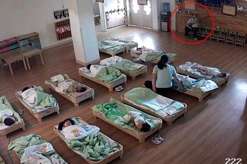 Ngày đầu con trai đến lớp, mẹ bật khóc trước màn hình camera vì hành động của cô giáo