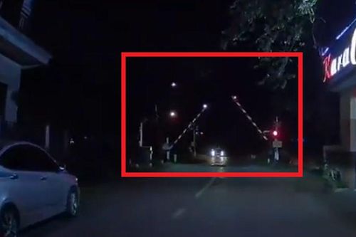 Khoảnh khắc cực nguy hiểm khi gác chắn tàu 'mở đường' cho xe qua khi tàu đi tới rất nhanh