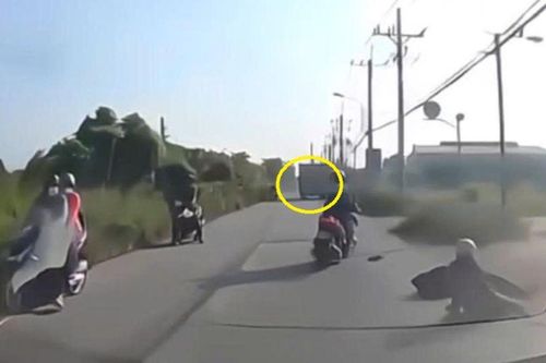 Tài xế xe tải gây tai nạn với xe máy xong vẫn phóng 'bạt mạng': Camera ghi lại khoảnh khắc kinh hoàng, lộ hành động đáng xấu hổ của tài xế
