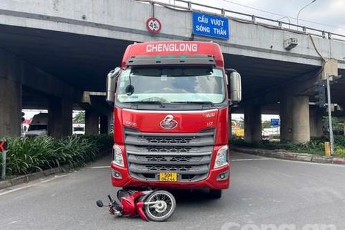 Xe máy đi vào đường cấm va chạm với container, cụ ông bị cán tử vong