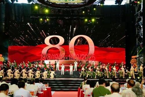 TPHCM: Hào hùng, xúc động chương trình nghệ thuật chào mừng kỷ niệm 80 năm Ngày truyền thống CAND