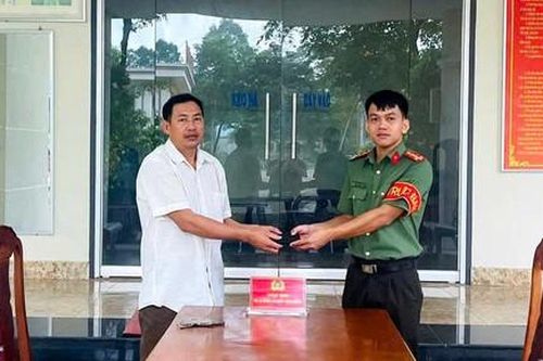 Người dân xúc động cảm ơn Công an xã khi nhận lại tài sản bị mất