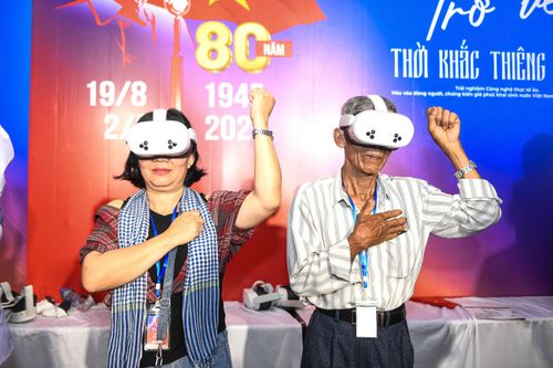 Con trai Anh hùng LLVTND nhòe nước mắt khi 'xuyên không' nghe Bác Hồ đọc Tuyên ngôn độc lập