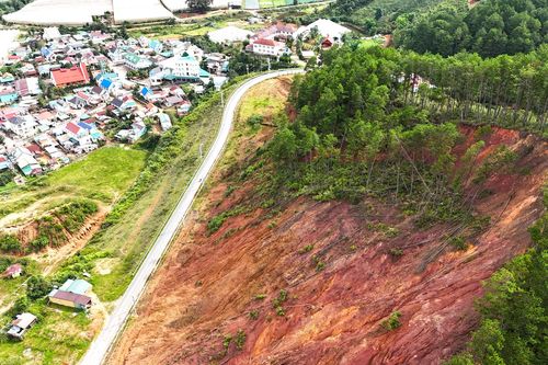 Cận cảnh quả đồi sạt lở, chờ chực đổ ập xuống khu dân cư ở Lâm Đồng