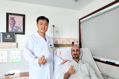 Phẫu thuật nội soi hoàn toàn cắt u đại tràng 5cm cho du khách Canada