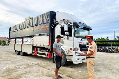 CSGT TP Huế phát hiện xe tải chở gần 30 tấn đường không rõ nguồn gốc